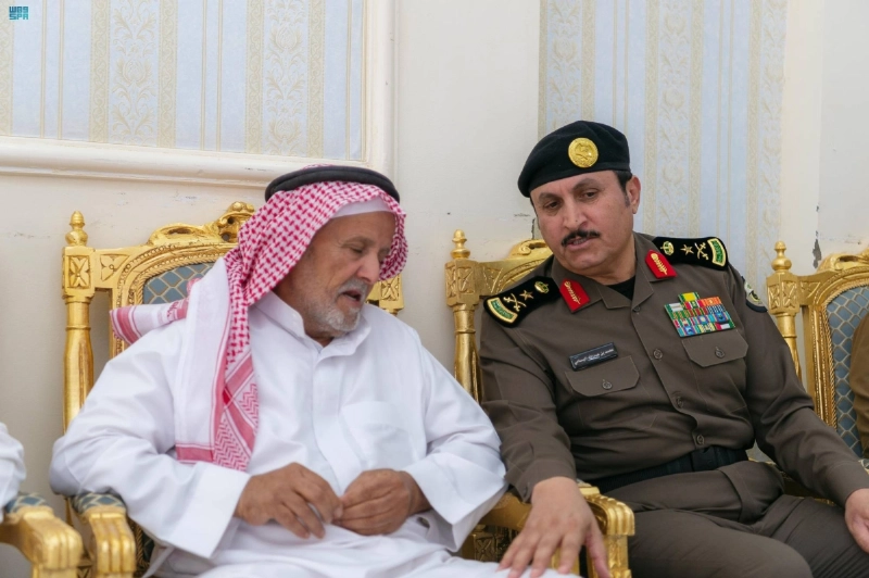 البسامي خلال زيارته لأسرة الشهيد (مكة)