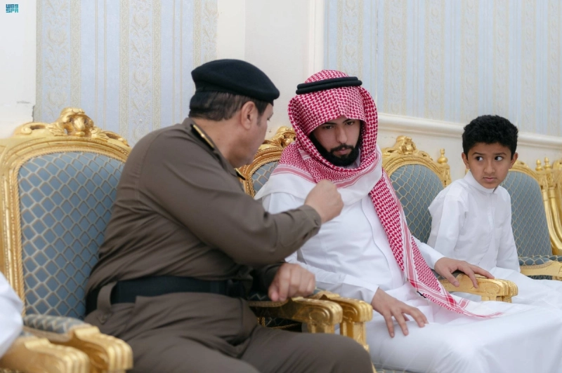 مدير الامن العام يعزي اسرة الشهيد (مكة)