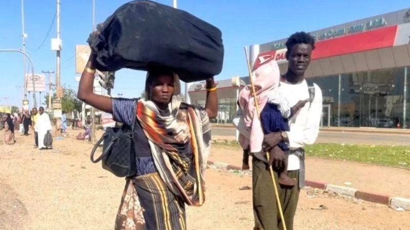 أسرة سودانية تركت منزلها بسبب الحرب (مكة)