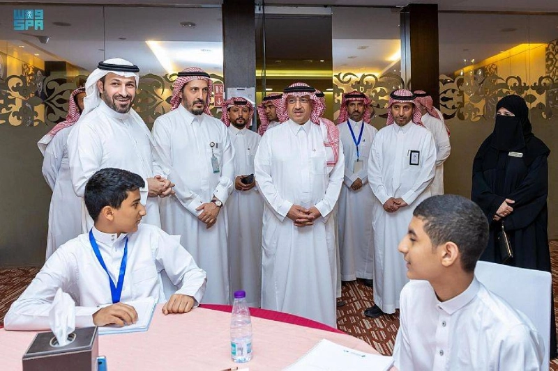 يوسف البنيان خلال زيارته لطلاب «موهبة» (مكة)