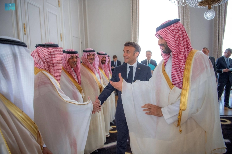 ماكرون يصافح الوفد السعودي بحضور ولي العهد