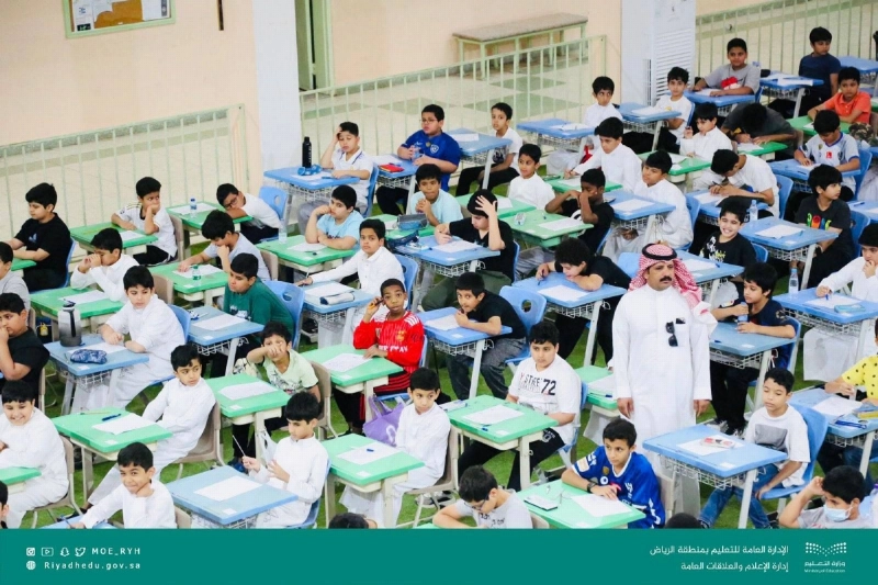 طلاب في الرياض يؤدون الاختبارات