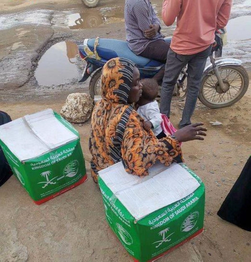 سودانية عقب حصولها على السلة الغذائية (واس)