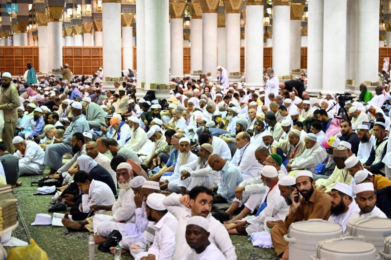 الحجاج يصلون في المسجد النبوي (مكة)