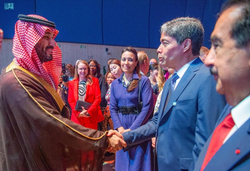ولي العهد خلال استقبال ضيوف الحفل في العاصمة الفرنسية (واس)