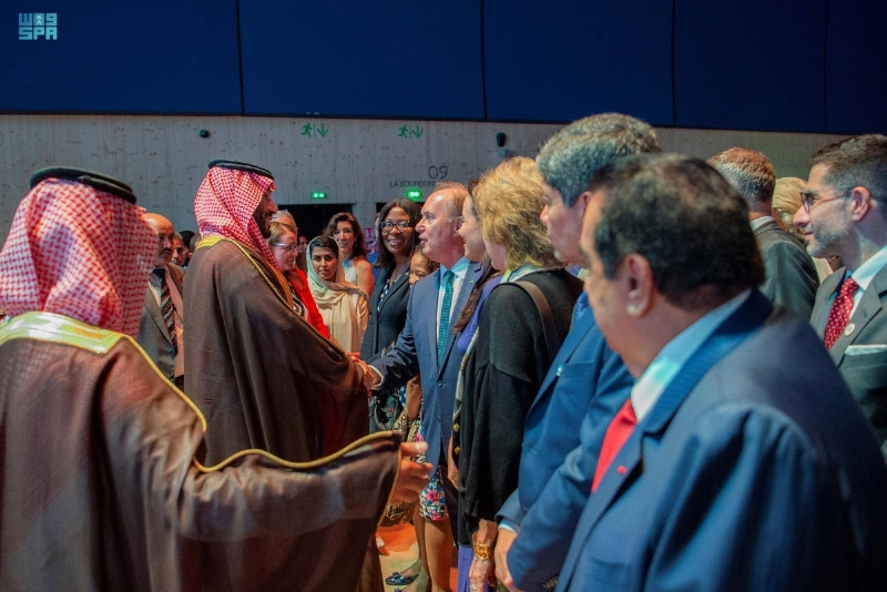 ولي العهد يصافح ضيوف حفل المملكة
