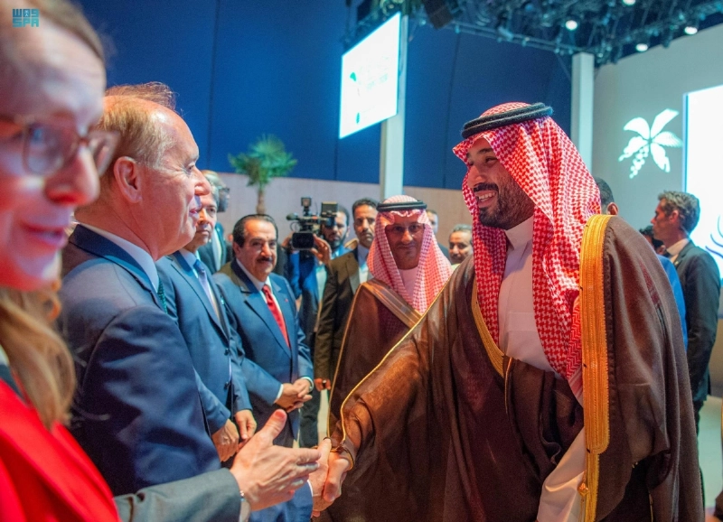 ولي العهد يصافح ضيوف حفل المملكة