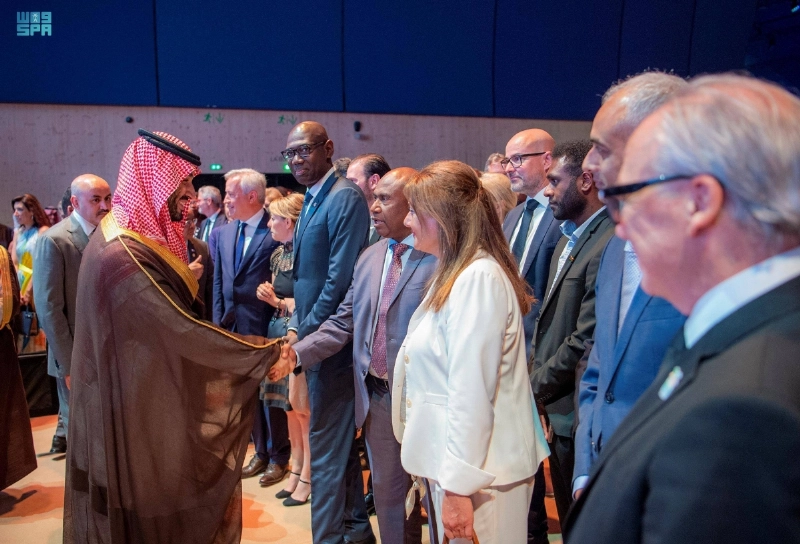 ولي العهد يصافح ضيوف حفل المملكة