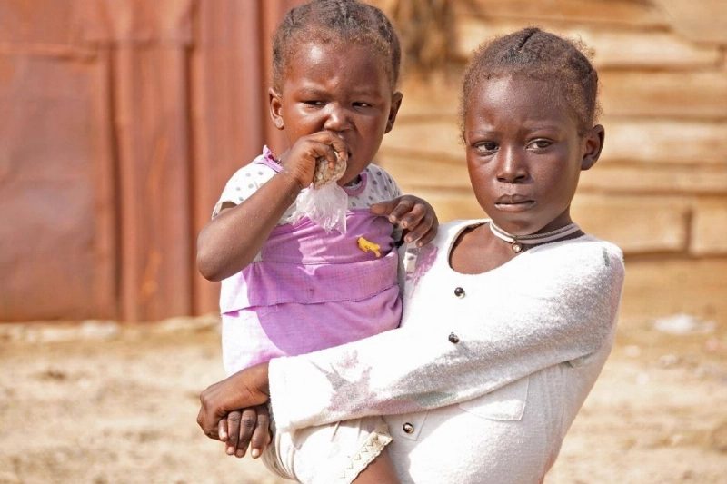 طفلان نازحان بسبب الحرب السودانية (مكة)