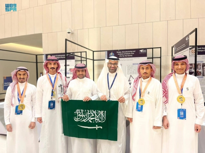 الطلاب يحملون العلم السعودي (مكة)