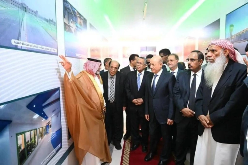 العليمي يفتتح أحد مشاريع حضرموت (مكة)