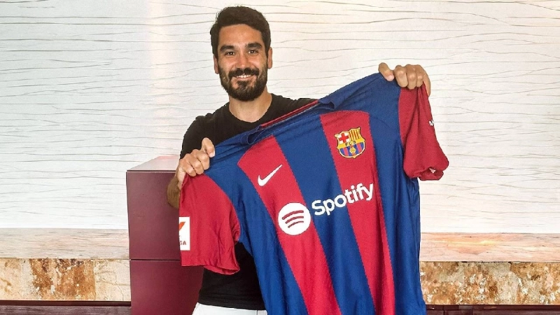 غوندوغان بعد تعاقده مع برشلونة