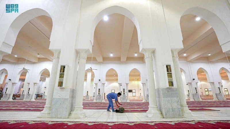 جانب من أعمال فرش السجاد بمسجد نمرة (مكة)
