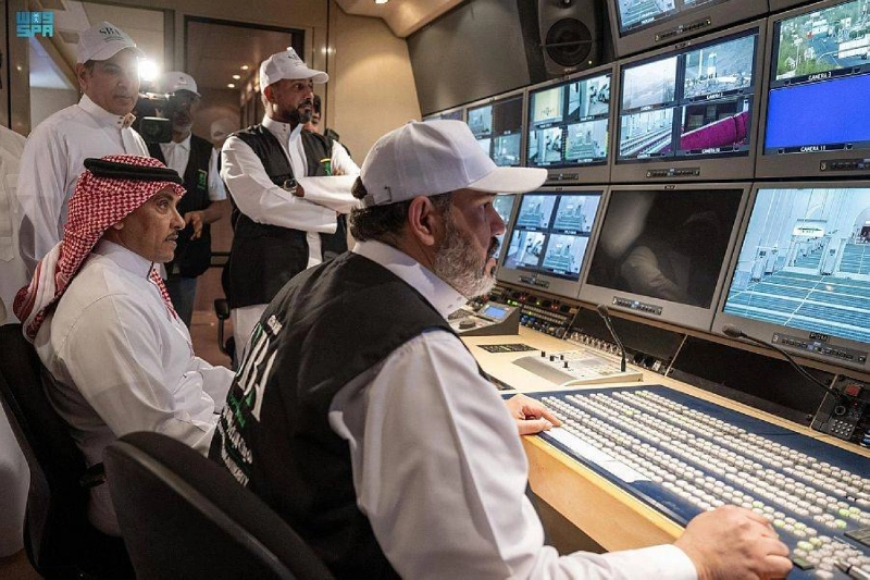 سلمان الدوسري خلال زيارته الاستوديوهات