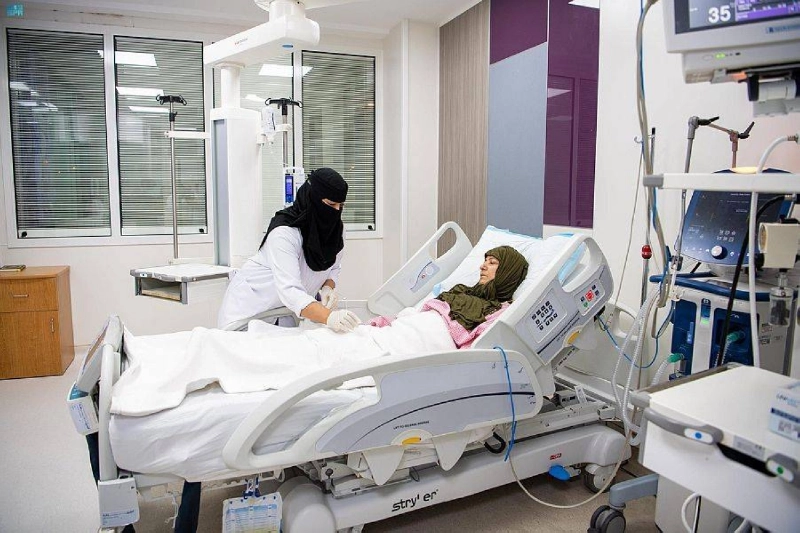 حاجة تتلقى الخدمة العلاجية بالمدينة المنورة (مكة)