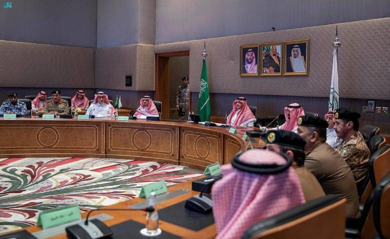 وزير الداخلية خلال لقائه أعضاء اللجنة الأمنية وقيادات قوات أمن الحج (مكة)