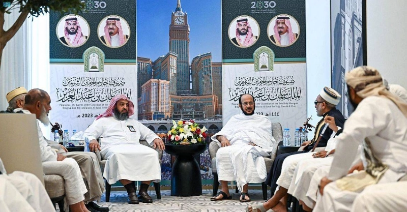 آل الشيخ خلال لقائه كبار علماء اليمن (مكة)