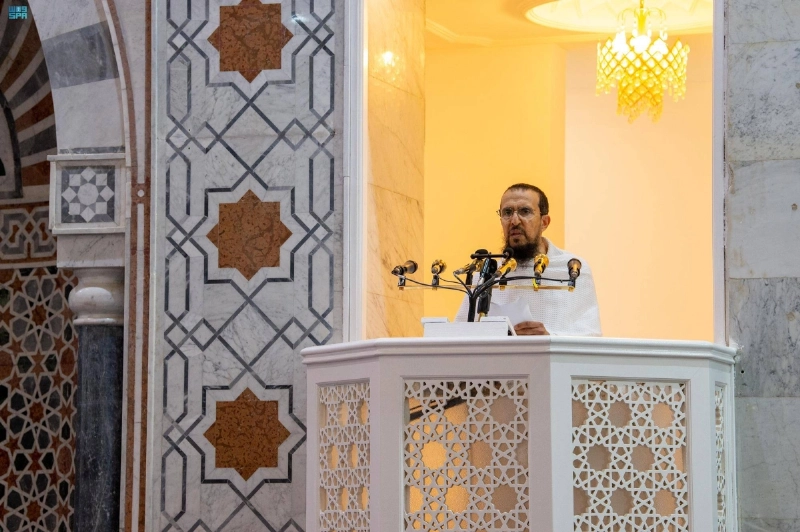يوسف بن سعيد خلال إلقاء خطبة عرفة