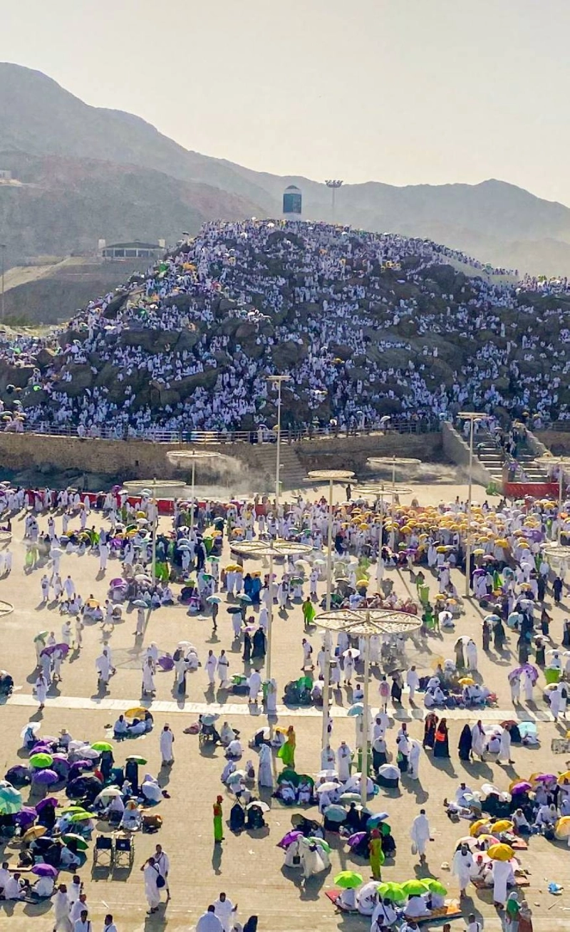 جموع الحجاج يتضرعون إلى الله بالدعاء على صعيد عرفات أمس (أنس الحارثي)