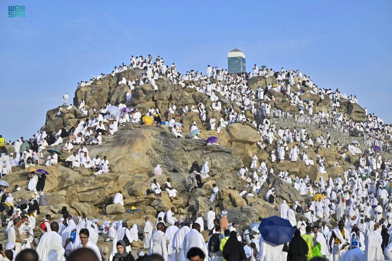 ضيوف الرحمن على جبل الرحمة (واس)