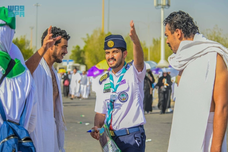 إرشاد حجاج تائهين إلى مخيماتهم (مكة)