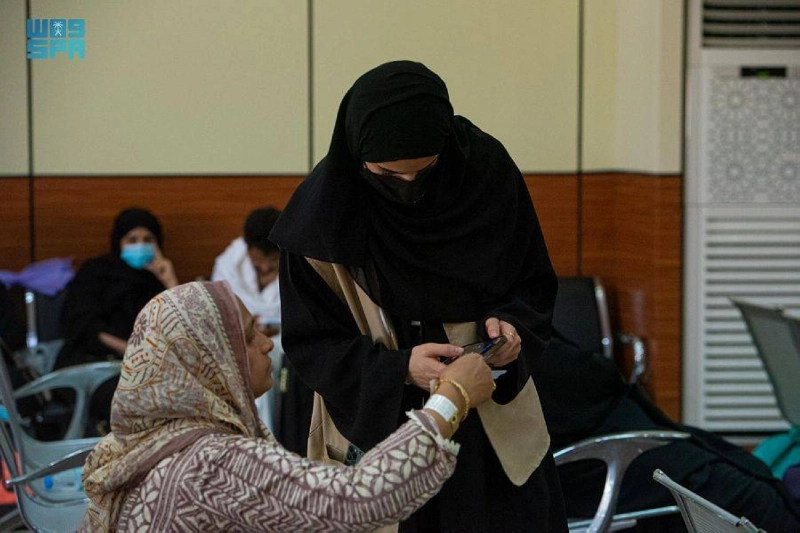 مساعدة إحدى الحاجات التائهات (مكة)