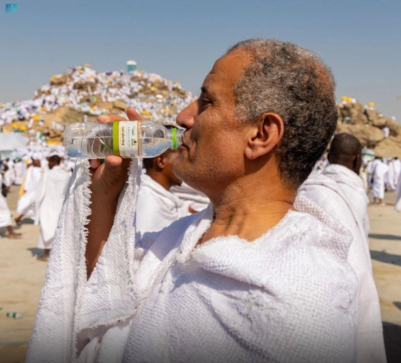 حاج يروي عطشه بعبوة زمزم (مكة)