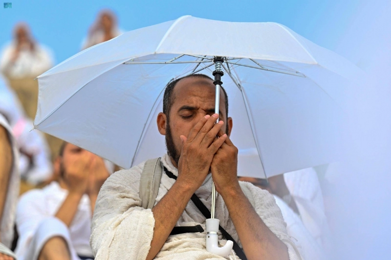 أحد الحجاج يتابع خطبة عرفات (واس)