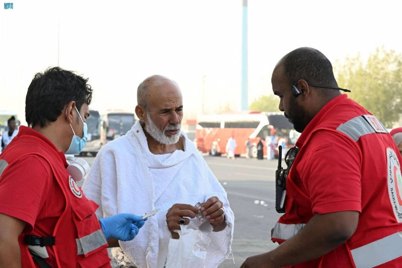 مساعدة أحد الحجاج