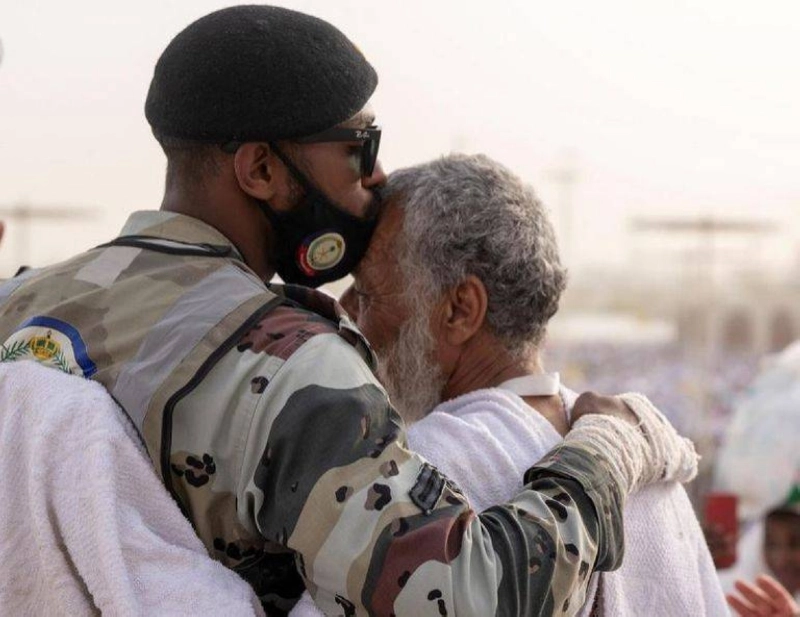 قبلة حانية تكشف ود وتراحم أحد رجال الأمن (واس)