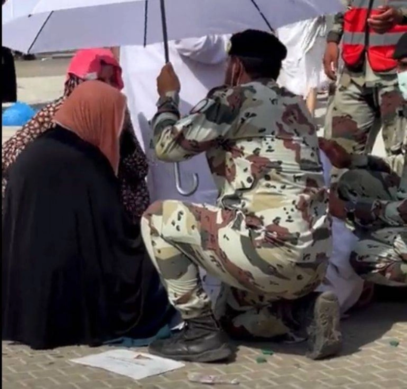 .. وآخر يحمل مظلة لحماية الحجاج