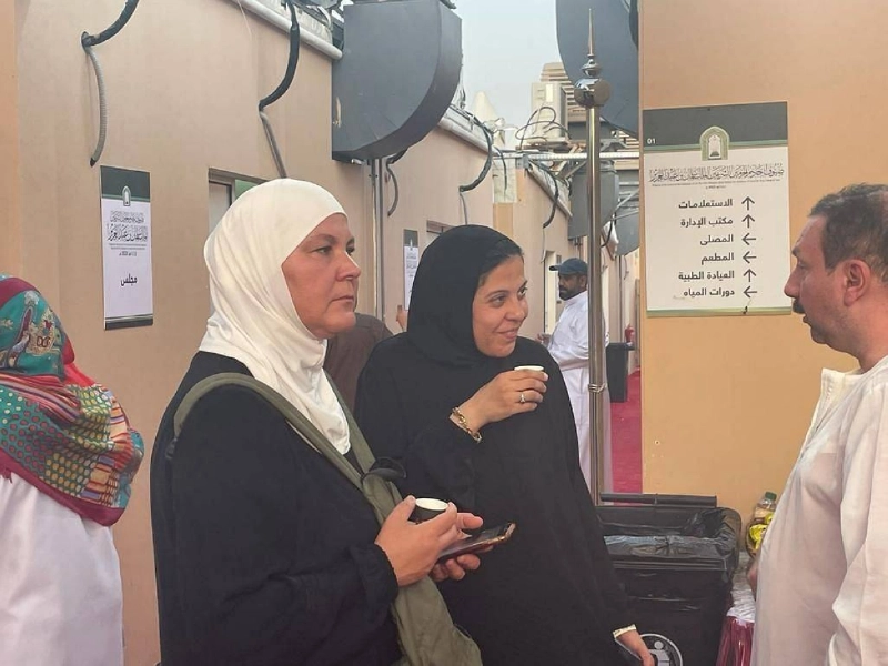 حاجتان تحتسيان القهوة السعودية (مكة)