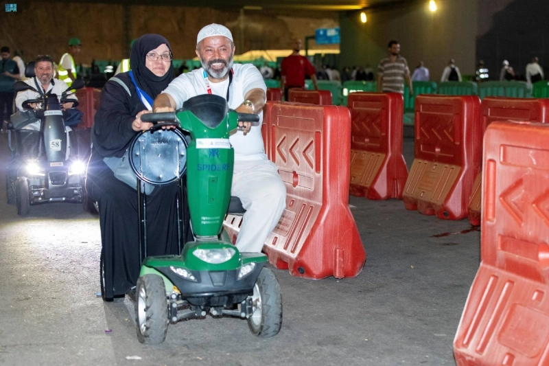 حاج يتنقل بسكوتر كهربائي