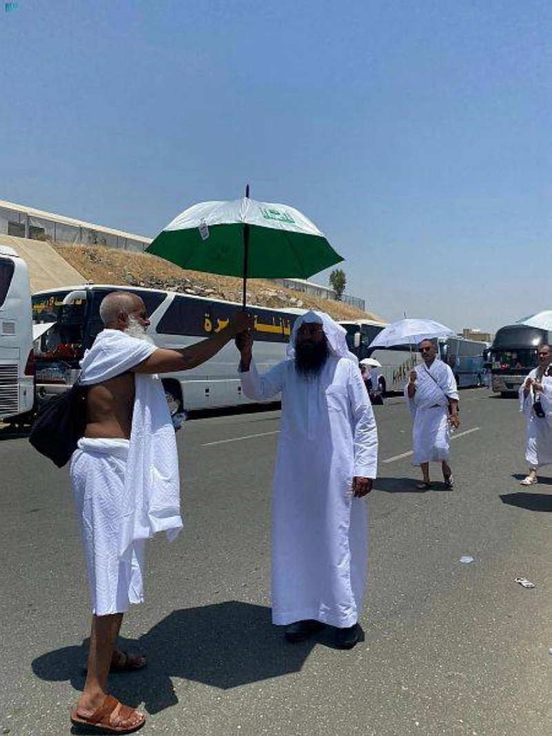 إهداء شمسية لأحد الحجاج (مكة)