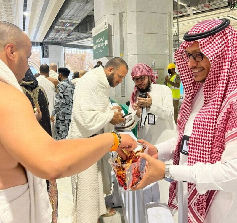 ابتسامة عريضة وحلوى تستقبل أحد الحجاج