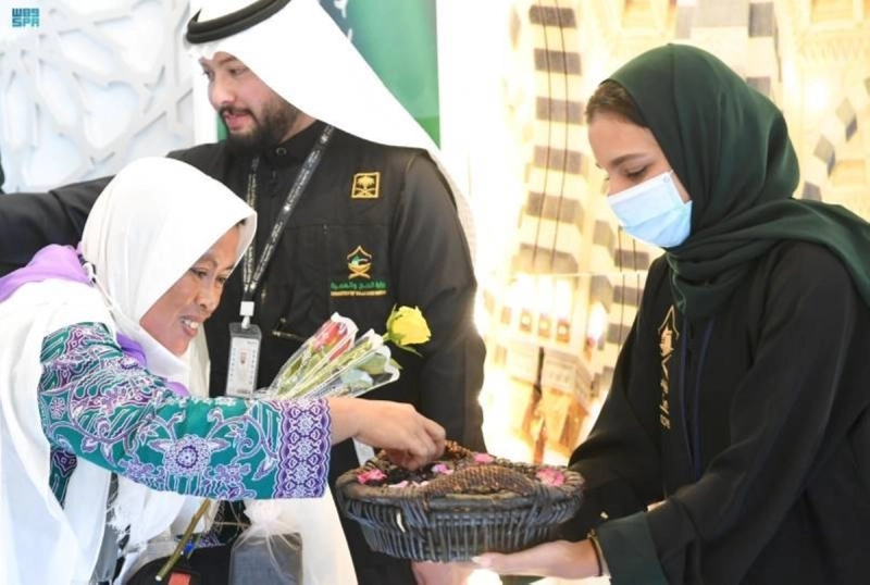 حاجة آسيوية مبتهجة باستقبالها بالورود والحلوى (مكة)