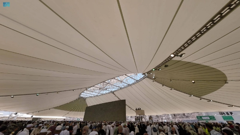 الحجاج خلال رمي الجمرات (مكة)