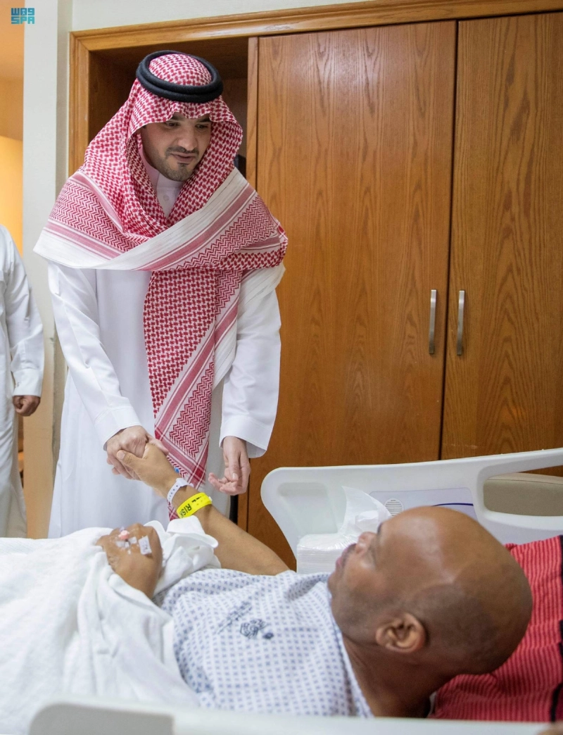 .. ويستمع إلى أحد المنومين