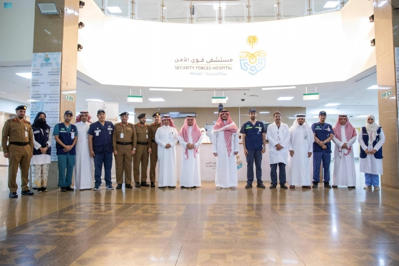 عبدالعزيز بن سعود يتوسط الكادر الطبي في مستشفى الأمن العام (واس)