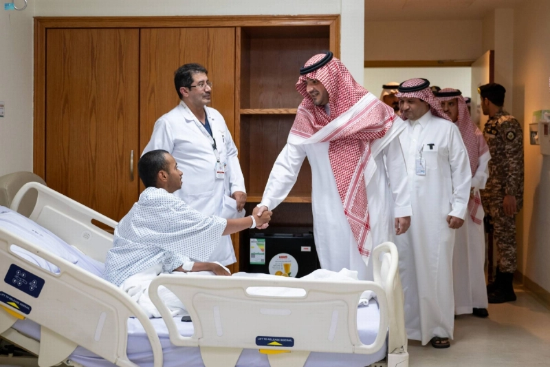 وزير الداخلية يطمئن على أحد المرضى