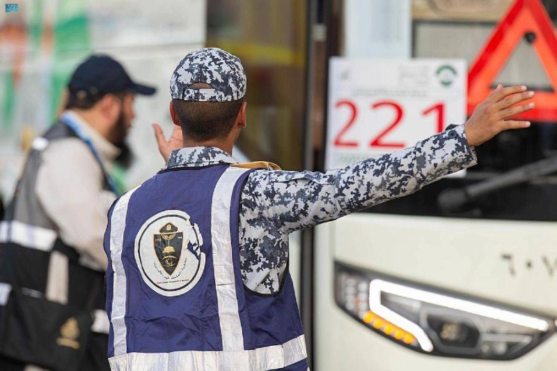 طلاب كلية الملك فهد الأمنية يشاركون في تنظيم المرور (مكة)