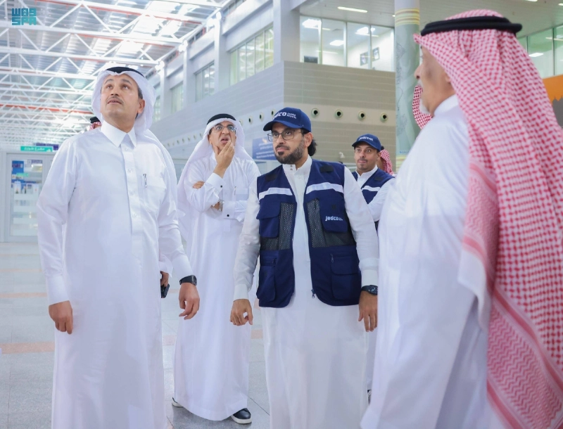 وزير النقل خلال تفقده الحركة التشغيلية (مكة)