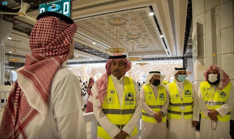 متطوعون داخل الحرم المكي