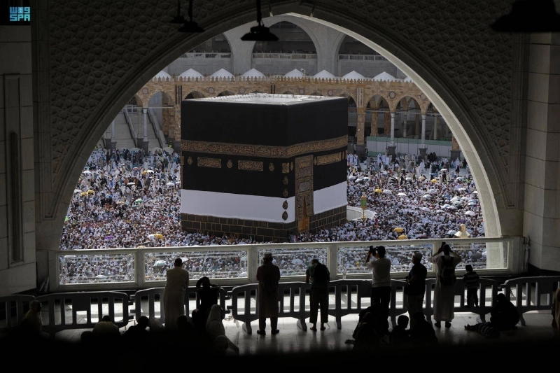 حجاج يؤدون طواف الوداع