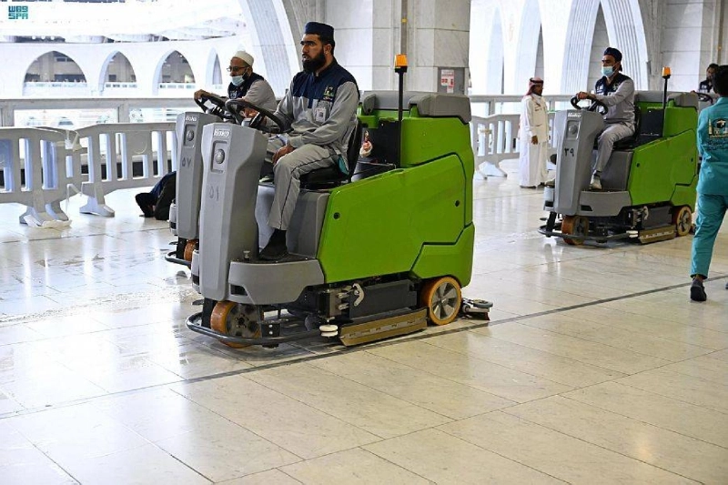 أعمال النظافة داخل المسجد الحرام
