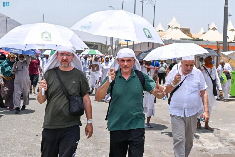 حجاج يحتمون من الشمس بالمظلات (مكة)