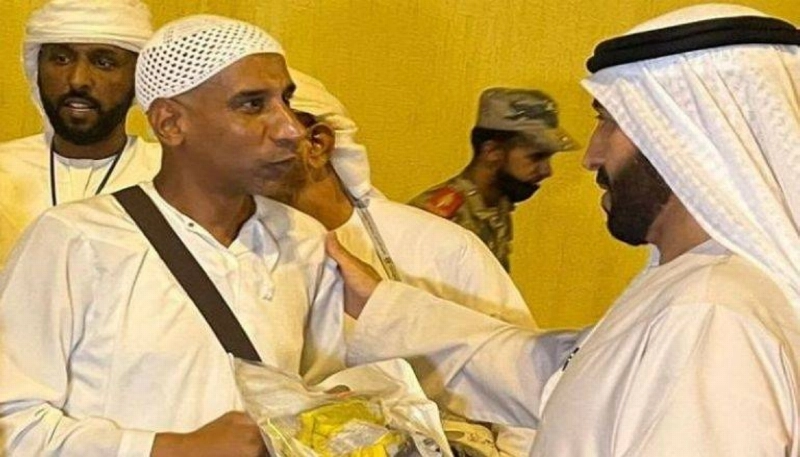 الكعبي يوزع الوجبات على الحجاج