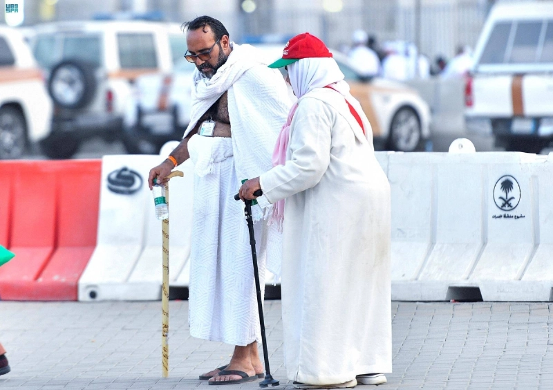 حاجان على صعيد منى أيام التشريق (مكة)