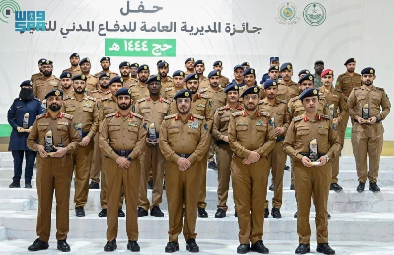 صورة جماعية لقيادات الدفاع المدني والمكرمين