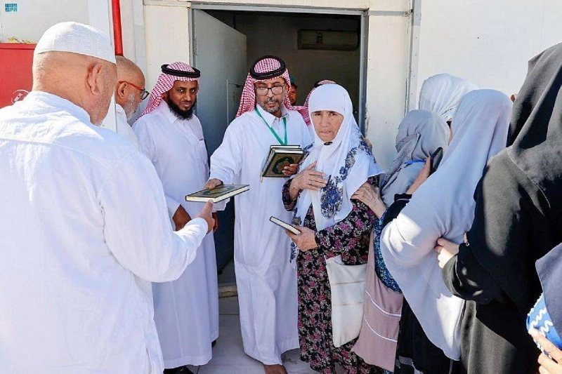 توزيع نسخ المصحف على الحجاج (مكة)